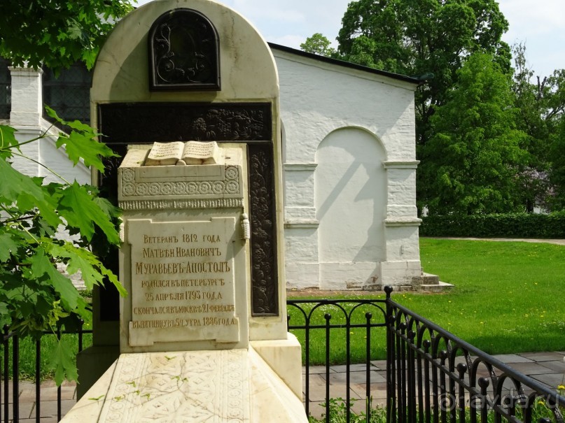 Святыня православия - Новодевичий монастырь в Москве.