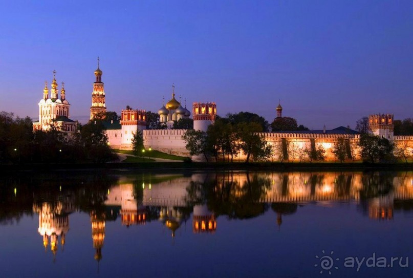 Святыня православия - Новодевичий монастырь в Москве.