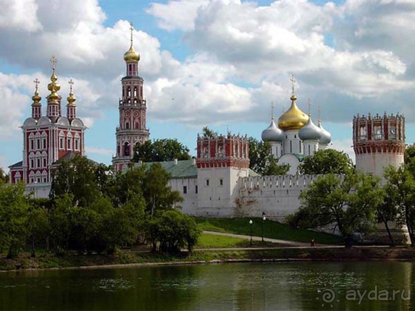 Святыня православия - Новодевичий монастырь в Москве.