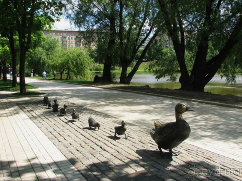Святыня православия - Новодевичий монастырь в Москве.