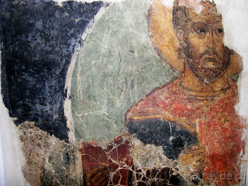 Святыня православия - Новодевичий монастырь в Москве.