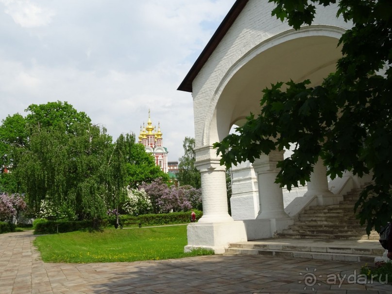 Святыня православия - Новодевичий монастырь в Москве.