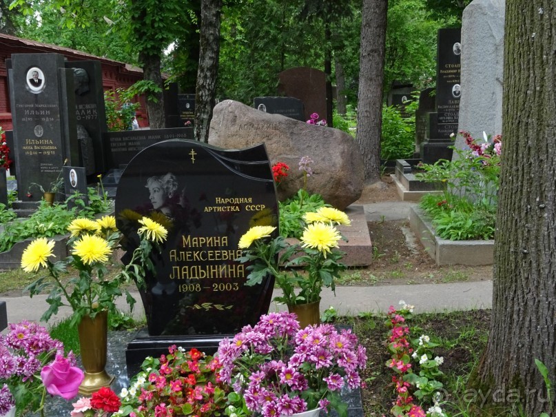 Святыня православия - Новодевичий монастырь в Москве.