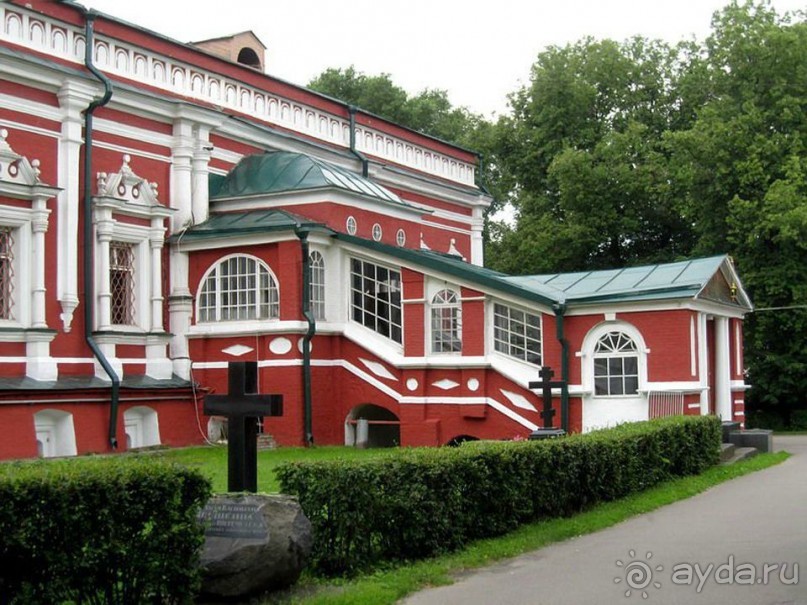 Святыня православия - Новодевичий монастырь в Москве.