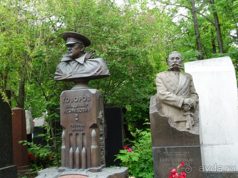 Святыня православия - Новодевичий монастырь в Москве.