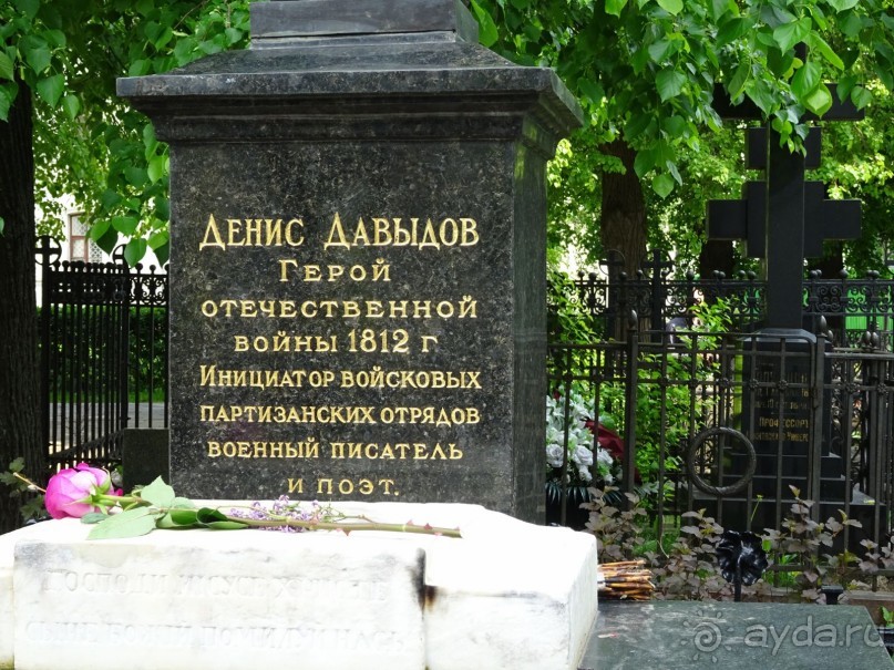 Святыня православия - Новодевичий монастырь в Москве.