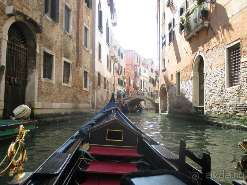 На гондоле по каналам Венеции.