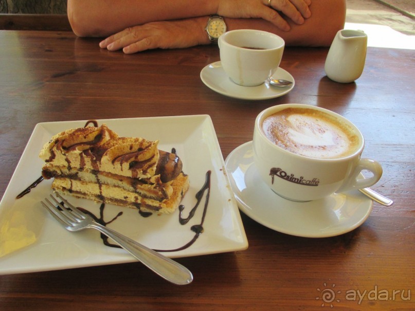 Неплохо попить в уличном кафе кофейку с тирамису.  Римини.