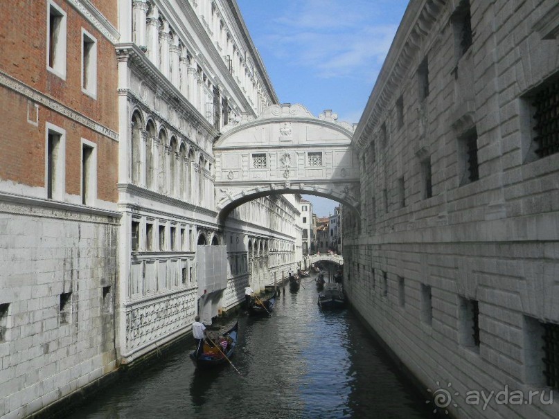 Венеция. Мост Вздохов. Слева суд, справа -тюрьма.