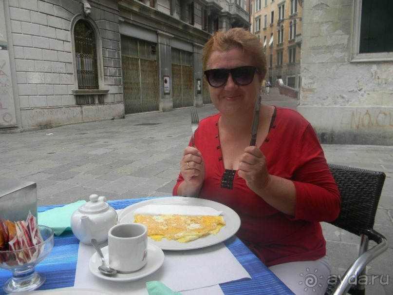 Завтрак в уличном кафе Венеции.