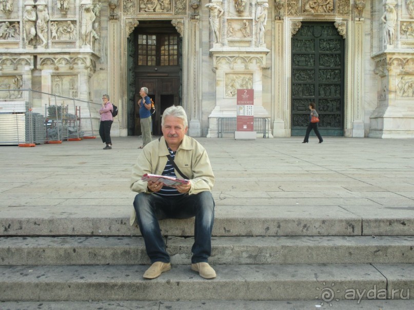 Милан. У входа в Кафедральный собор.