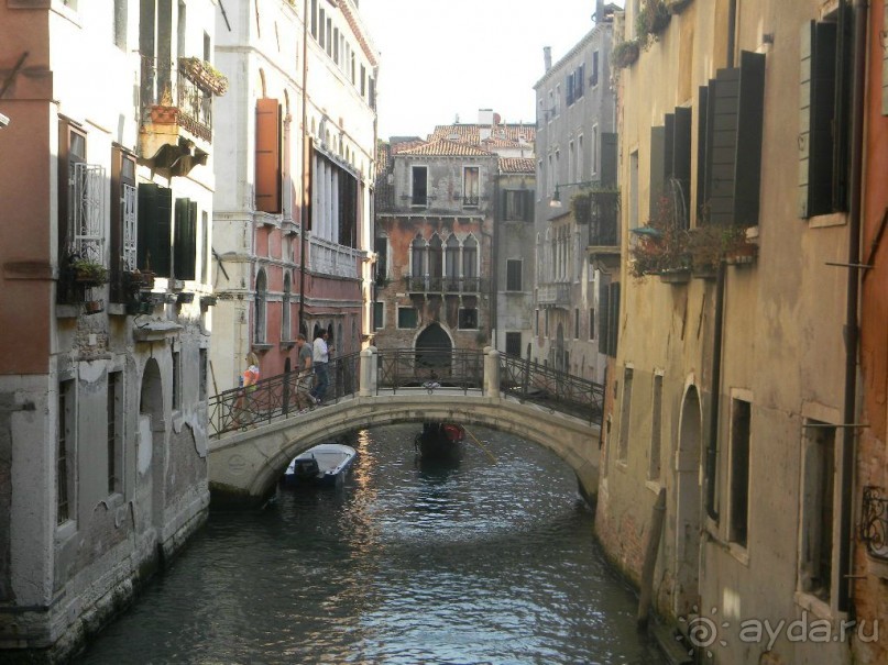 На гондоле по каналам Венеции.