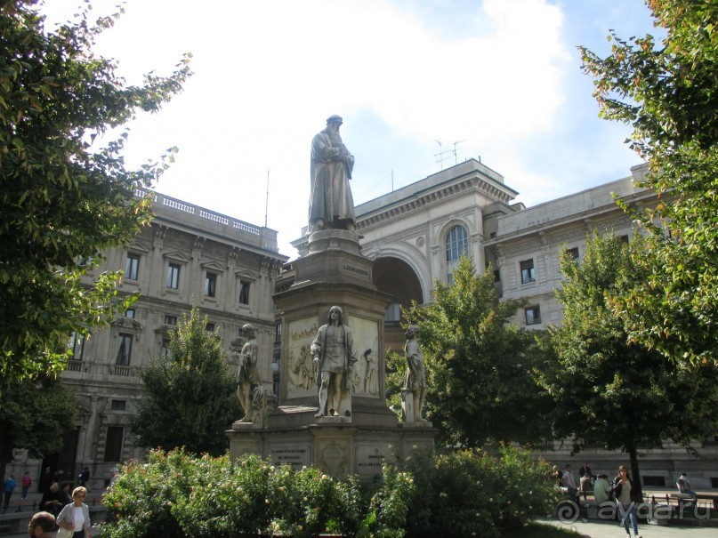 Милан. Памятник Леонардо.