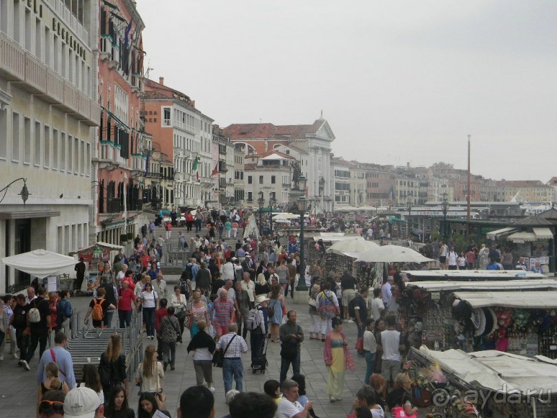 Толпы туристов на улицах Венеции.