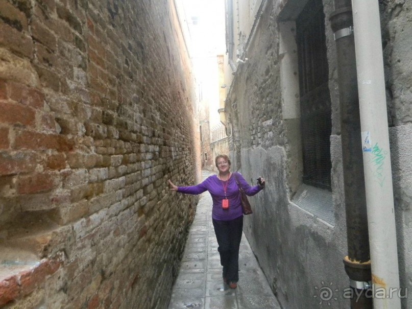 На узких улочках Венеции.