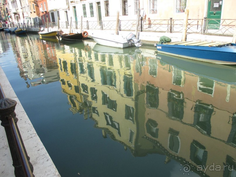 Венеция отражается в своих водах.