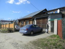 У Гостевого дома бесплатная парковка.  Если добираться на автобусе, то хозяин усадьбы встречает гостей на автобусной станции на личном автомобиле. 