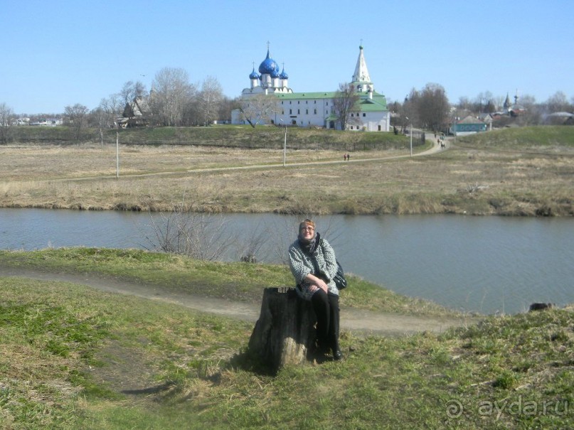 В 10 минутах ходьбы от Гостевого дома мост через речку Каменку. На противоположной стороне реки- Кремль.