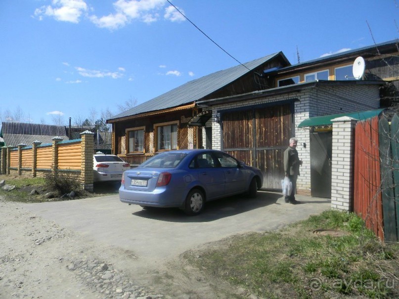 У Гостевого дома бесплатная парковка.  Если добираться на автобусе, то хозяин усадьбы встречает гостей на автобусной станции на личном автомобиле. 