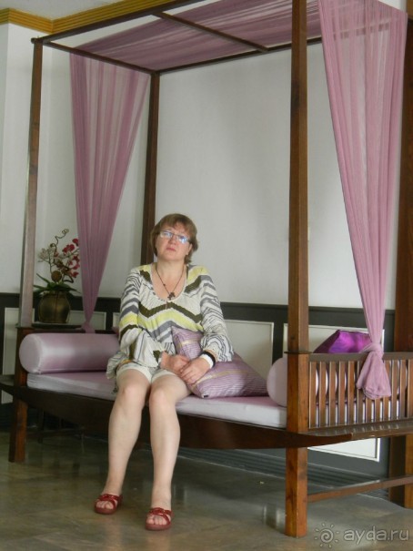 В холле отеля.