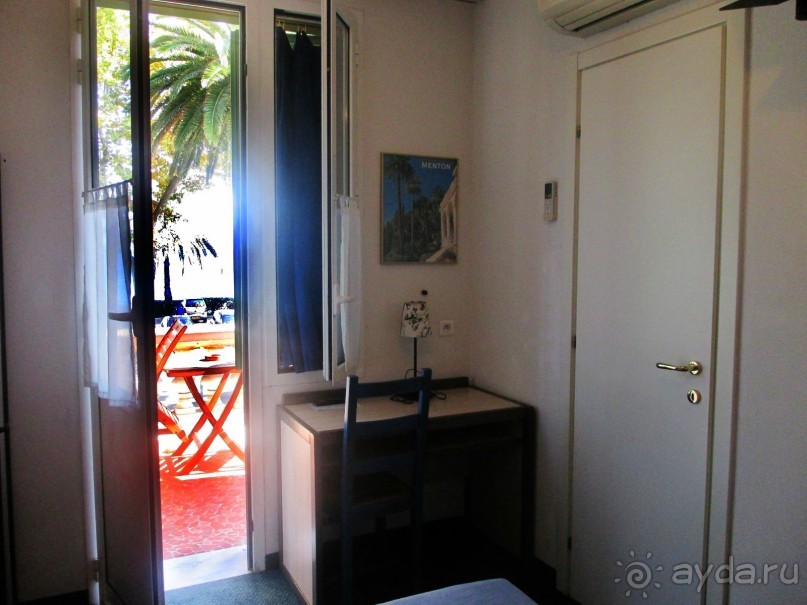 Маленький уютный отельчик на Лазурном берегу в МентОне-городе лимонов и апельсинов.