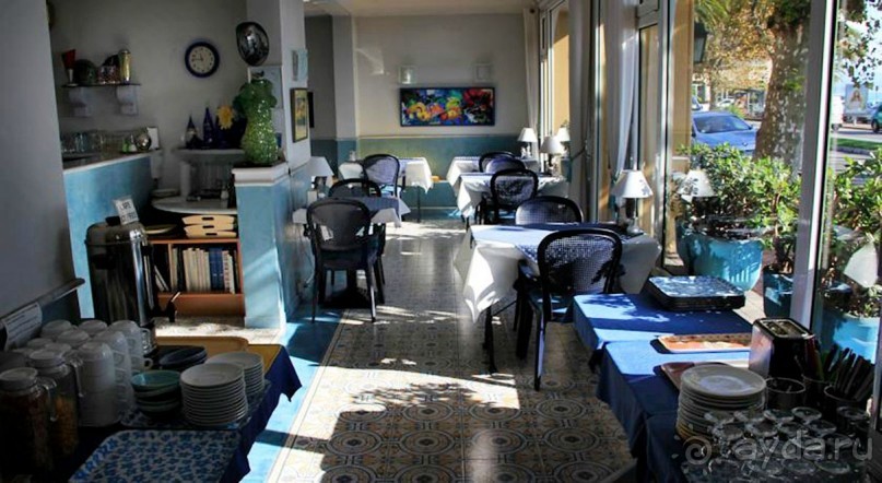 Маленький уютный отельчик на Лазурном берегу в МентОне-городе лимонов и апельсинов.