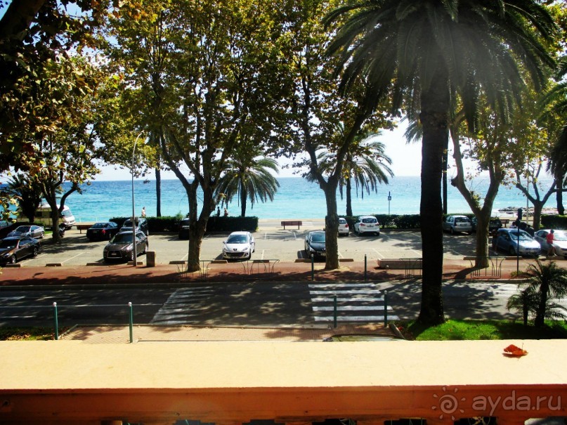 Маленький уютный отельчик на Лазурном берегу в МентОне-городе лимонов и апельсинов.