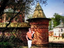 Он повелел возобновить домовую Воскресенскую церковь (XV века), которую
после устроения Крутицких казарм, стали разбирать (она потеряла главу,
кресты и часть сводов) с тем, чтобы она принадлежала Московскому
гарнизонному батальону, расположенному в Крутицких строениях.
Архитекторы Е. Д. Тюрин и К. А. Тон выполнили проекты восстановления
храма, но они не нашли воплощения и храм на протяжении ста лет
использовался под склад.