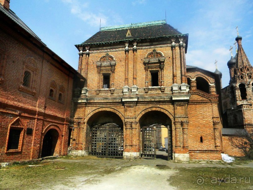 Сохранившийся архитектурный ансамбль был построен в 18 веке. Самое интересное строение – надвратный Крутицкий Терем, украшенный нарядными поливными изразцами и ажурной каменной резьбой.