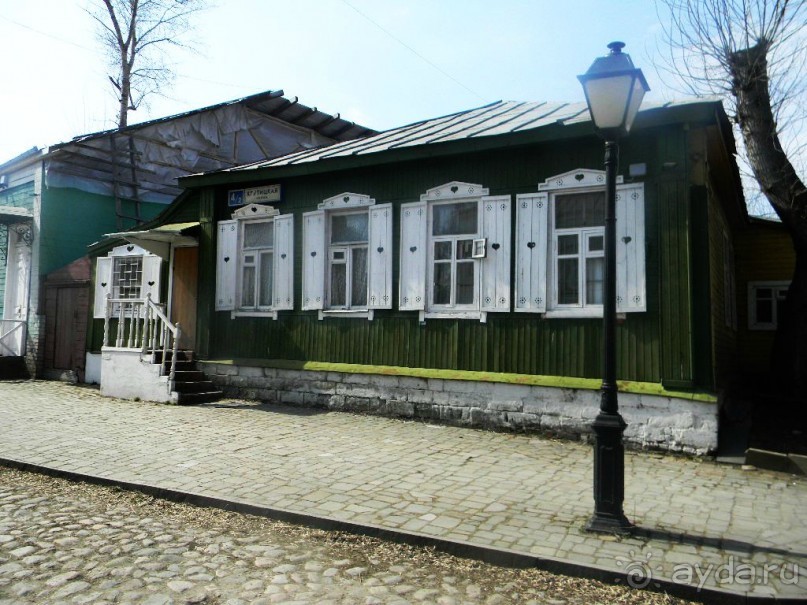 Монастырь «святой Богородицы на Крутицах» впервые упомянут в духовной
грамоте великого князя Иоанна Даниловича Красного (конец 1358 г.) и
в завещании его сына Дмитрия Донского (1372 г.).
Со времени своего основания монастырь имел особый статус подворья
епископов Сарских (Сарайских) и Подонских во время их пребывания в Москве.
Рядом с ним проходила Николо-Угрешская дорога, по которой московские
князья ездили в Золотую Орду.