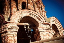 Расцвет Крутицкого подворья приходится на XVII век и связан с именем
митрополита Сарского и Подонского Павла II (1664-1676 гг.).
При нём в Подворье развернулась активная строительная деятельность.
В 1655 году сооружены двухэтажные Митрополичьи палаты.
В 1667-1689 гг. возведён новый Успенский собор.
На подклете древнего Успенского собора (XV века) в 1672-1675 гг.
возвели Крестовую палату (в 1760-е гг. перестроена в церковь
Воскресения Словущего).