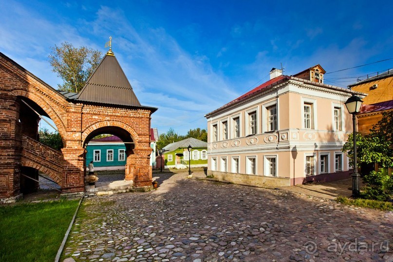 В 1789 году здания Крутицкого подворья (за исключением Успенского собора,
ставшего приходской церковью) были переданы военному ведомству, и
Крутицкое подворье превратилось в Крутицкие казармы.