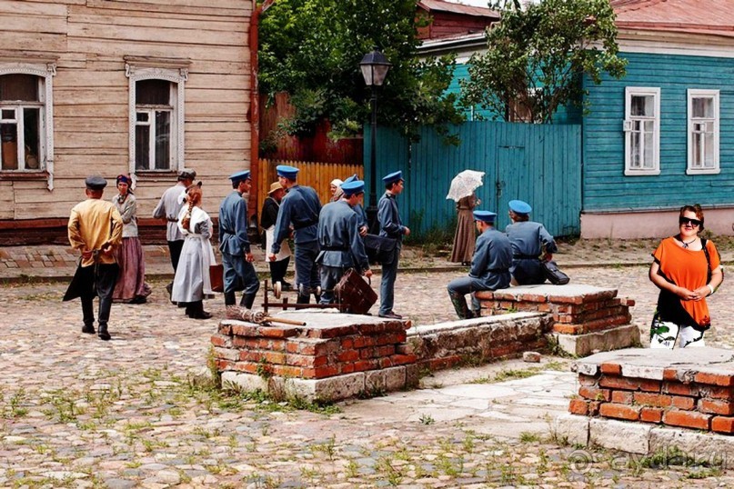 Обычно на подворье тихо пустынно, но в этот раз тут снимали кино. Место для съемок самое правильное – тут сохранилась историческая деревянная застройка 19 века и декораций требуется минимум. Совсем не похоже на современную Москву, правда?