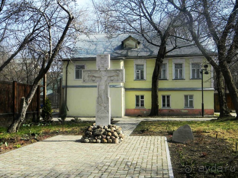 В «Сказании о зачатии царствующего града Москвы и Крутицкой епископии»
говорится о том, как святой благоверный князь Даниил Московский решил
поставить свой двор на Крутицах, но отшельник, живший там, отговорил
князя, предсказав, что на Крутицах будут храм и монастырь.
По преданию, первый Успенский храм на Крутицах был возведён по
желанию князя Даниила Московского в 1272 году, и при нём устроен монастырь.
После князь Даниил даровал Крутицкий монастырь под подворье
Сарайских епископов.