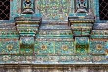 В 1693-1694 гг. были сооружёны двухпролётные Святые врата с теремком.
Из окон Крутицкого теремка митрополиты благословляли народ,
собравшийся на площади, а также раздавали милостыню нищим.