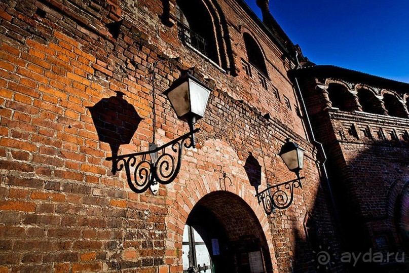 Крытые переходы соединяют Успенский собор с Теремком и
с Митрополичьими палатами.