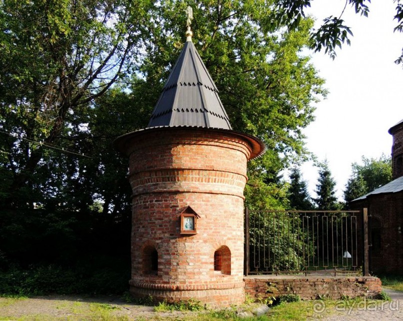 С 1991 году значительная часть помещений подворья была возвращена
Русской Православной Церкви.
По решению церкви храмы и иные сооружения подворья были переданы в
распоряжение Всецерковного Православного молодежного движения (ВПМД).
Первым настоятелем подворья был назначен переведенный на Крутицы
15 марта 1992 года протоиерей Валентин Чаплин.
29 апреля 1992 г. — в храме Покрова было совершено первое после
столетнего перерыва богослужение.