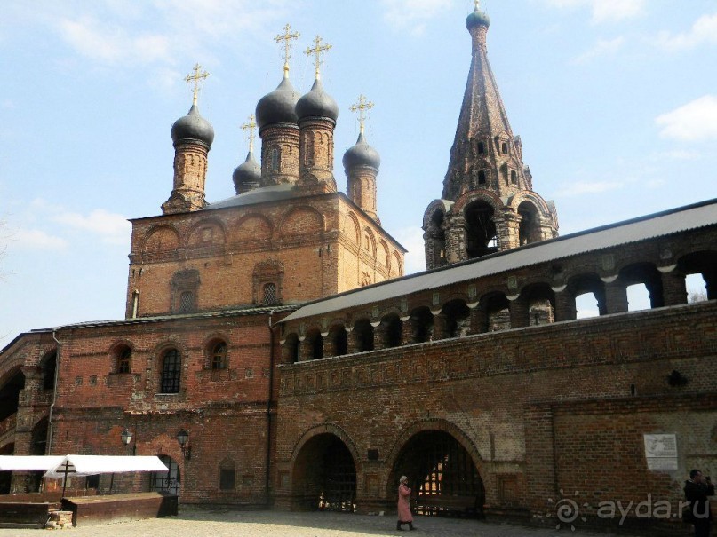 Малый Успенский собор и колокольня. Верхний храм собора – действующий. Кстати, женщинам там выдают напрокат юбки и платки, если вы в «непотребном» виде.