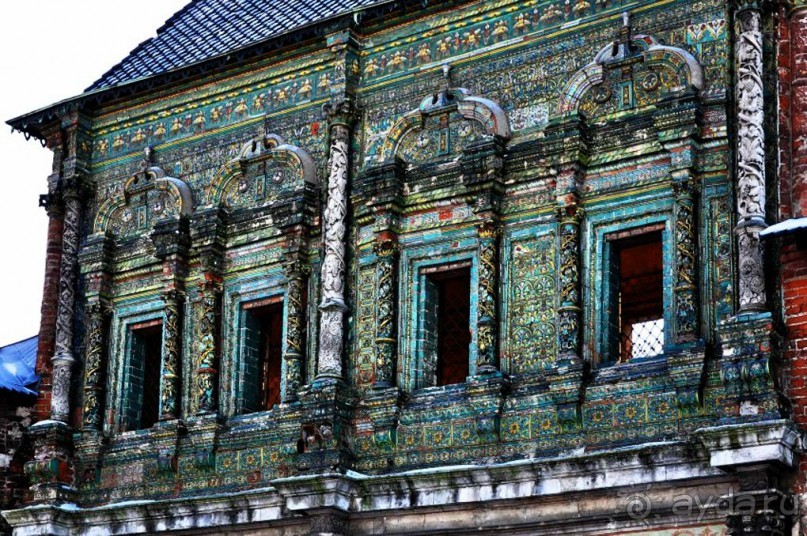 Поражаешься мастерству народных художников! Со времени постройки
теремка минуло свыше двух с половиной веков, а его изразцовый убор
также ярок и живописен, словно только вчера вышел из рук мастера».