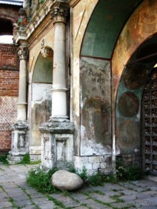 В 1936-1938 гг. Воскресенский храм был перестроен под жилой корпус
по проекту архитектора Батагова.
На месте древнего кладбища было устроено футбольное поле.
В 1947 году по постановлению Комитета по делам архитектуры при
Совете Министров СССР начато составление проекта реставрации
Крутицкого подворья.