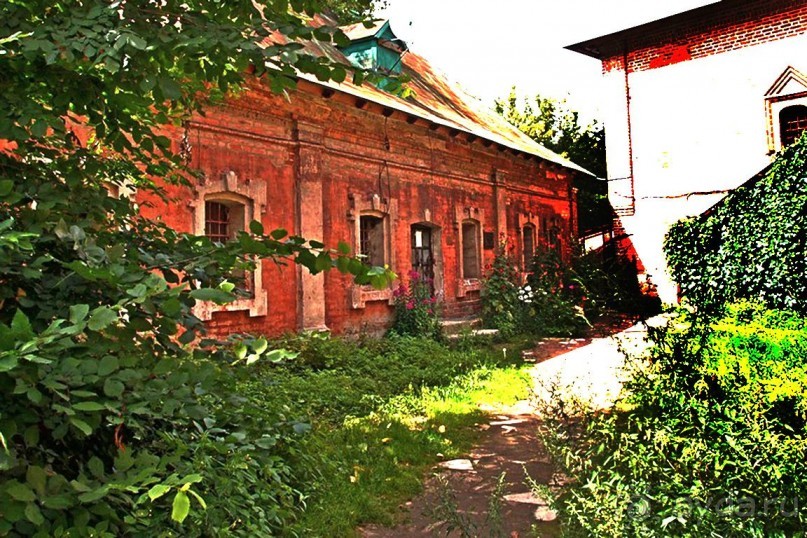 Обойдя вокруг Митрополичьих палат, можно увидеть Набережные и Крестовские палаты. В этом же дворике – сплошь заросший диким виноградом вход в Воскресенскую церковь. Обойдя вокруг Митрополичьих палат, можно увидеть Набережные и Крестовские палаты. В этом же дворике – сплошь заросший диким виноградом вход в Воскресенскую церковь.