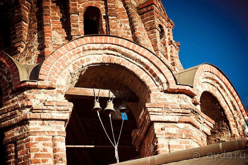 Расцвет Крутицкого подворья приходится на XVII век и связан с именем
митрополита Сарского и Подонского Павла II (1664-1676 гг.).
При нём в Подворье развернулась активная строительная деятельность.
В 1655 году сооружены двухэтажные Митрополичьи палаты.
В 1667-1689 гг. возведён новый Успенский собор.
На подклете древнего Успенского собора (XV века) в 1672-1675 гг.
возвели Крестовую палату (в 1760-е гг. перестроена в церковь
Воскресения Словущего). Расцвет Крутицкого подворья приходится на XVII век и связан с именем
митрополита Сарского и Подонского Павла II (1664-1676 гг.).
При нём в Подворье развернулась активная строительная деятельность.
В 1655 году сооружены двухэтажные Митрополичьи палаты.
В 1667-1689 гг. возведён новый Успенский собор.
На подклете древнего Успенского собора (XV века) в 1672-1675 гг.
возвели Крестовую палату (в 1760-е гг. перестроена в церковь
Воскресения Словущего).