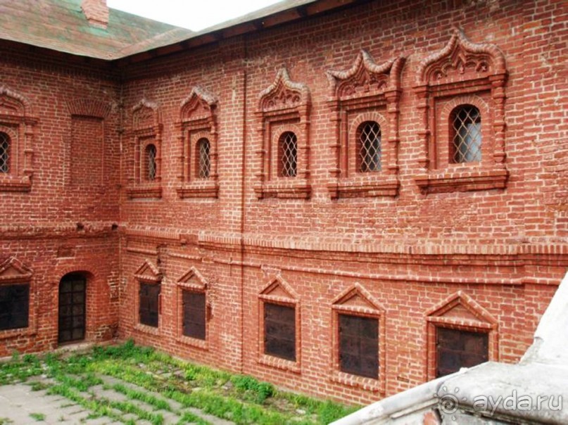 Крутицкие казармы использовались в качестве политической тюрьмы.
Здесь в 1834-1835 гг. в течение семи месяцев на гарнизонной гауптвахте
отбывал заключение писатель А. И. Герцен.
О своём пребывании на подворье он вспоминал в романе «Былое и думы»:
«В монашеских кельях, построенных за триста лет и ушедших в землю,
устроили несколько светских келий для политических арестантов.
В моей комнате стояла кровать без тюфяка, маленький столик,
на нём кружка с водой, возле стул, в большом медном шандале горела
тонкая сальная свеча. Сырость и холод проникали до костей». Крутицкие казармы использовались в качестве политической тюрьмы.
Здесь в 1834-1835 гг. в течение семи месяцев на гарнизонной гауптвахте
отбывал заключение писатель А. И. Герцен.
О своём пребывании на подворье он вспоминал в романе «Былое и думы»:
«В монашеских кельях, построенных за триста лет и ушедших в землю,
устроили несколько светских келий для политических арестантов.
В моей комнате стояла кровать без тюфяка, маленький столик,
на нём кружка с водой, возле стул, в большом медном шандале горела
тонкая сальная свеча. Сырость и холод проникали до костей».