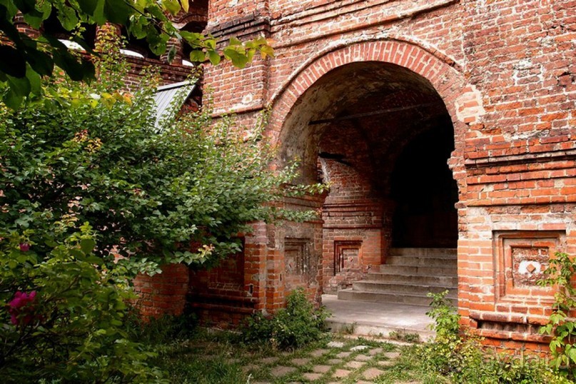 Арки-проходы в колокольне. Фруктовые деревья подступают почти вплотную к древним стенам. Весной во время цветения вишен и абрикосов тут должно быть особенно красиво. Арки-проходы в колокольне. Фруктовые деревья подступают почти вплотную к древним стенам. Весной во время цветения вишен и абрикосов тут должно быть особенно красиво.