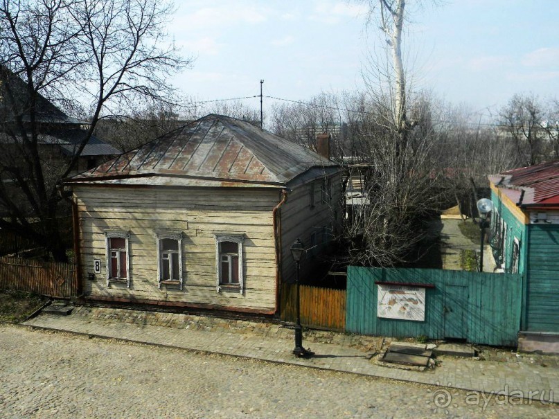 Этот район уникален тем, что здесь недалеко друг от друга находятся
три древнейших московских монастыря:
Новоспасский, Симонов и Крутицкое подворье.
Крутицкое подворье — одно из самых древних московских церковных подворий.
В древности оно омывалось с трёх сторон водой.
С севера и юга здесь протекали небольшой ручей и река, впоследствии
названные Подоном и Сарой. Этот район уникален тем, что здесь недалеко друг от друга находятся
три древнейших московских монастыря:
Новоспасский, Симонов и Крутицкое подворье.
Крутицкое подворье — одно из самых древних московских церковных подворий.
В древности оно омывалось с трёх сторон водой.
С севера и юга здесь протекали небольшой ручей и река, впоследствии
названные Подоном и Сарой.