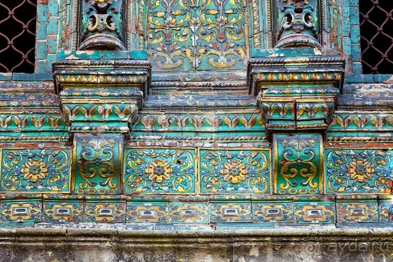 В 1693-1694 гг. были сооружёны двухпролётные Святые врата с теремком.
Из окон Крутицкого теремка митрополиты благословляли народ,
собравшийся на площади, а также раздавали милостыню нищим. В 1693-1694 гг. были сооружёны двухпролётные Святые врата с теремком.
Из окон Крутицкого теремка митрополиты благословляли народ,
собравшийся на площади, а также раздавали милостыню нищим.