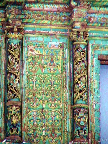 Теремок и Святые врата облицованы многоцветными поливными изразцами
работы «государева ценинных дел мастера Степана Иванова Полубеса».
Строительные работы велись под наблюдением выдающегося московского
зодчего XVII века Осипа Старцева и каменных дел мастера Лариона Ковалёва.
О Крутицком теремке москвовед П. В. Сытин восхищённо писал:
«Крутицкий теремок является замечательным памятником русского народного
искусства. В его декоративном убранстве ажурная каменная резьба
изумительно сочетается с красочной облицовкой изразцами. Теремок и Святые врата облицованы многоцветными поливными изразцами
работы «государева ценинных дел мастера Степана Иванова Полубеса».
Строительные работы велись под наблюдением выдающегося московского
зодчего XVII века Осипа Старцева и каменных дел мастера Лариона Ковалёва.
О Крутицком теремке москвовед П. В. Сытин восхищённо писал:
«Крутицкий теремок является замечательным памятником русского народного
искусства. В его декоративном убранстве ажурная каменная резьба
изумительно сочетается с красочной облицовкой изразцами.