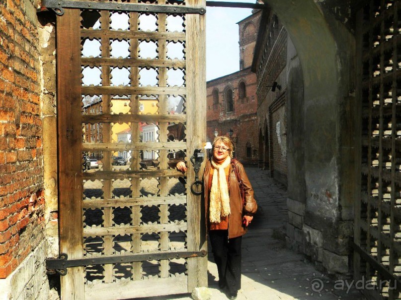 А вот, собственно, и сами Святые ворота с фрагментарно сохранившимися фресками: А вот, собственно, и сами Святые ворота с фрагментарно сохранившимися фресками: