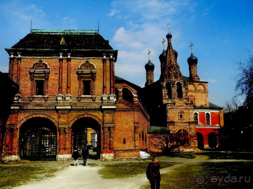 Пройдем через парадные ворота. С обратной стороны Терем не украшен, но, все равно, весь ансамбль смотрится потрясающе. Пройдем через парадные ворота. С обратной стороны Терем не украшен, но, все равно, весь ансамбль смотрится потрясающе.