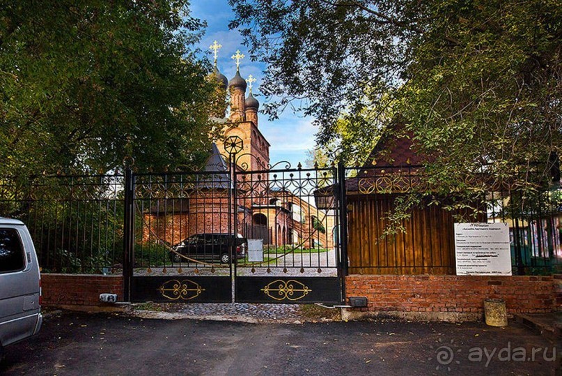 Крутицкое подворье по праву называют «замечательным явлением
древнерусской архитектуры».
Оно расположено на юго-востоке столицы на левом берегу Москва-реки.
Крутицами называлось древнее московское урочище, расположенное на
возвышенностях на левом крутом (отсюда и название) берегу Москва-реки,
проходивших от реки Яузы вплоть до урочища Симоново приблизительно
в трёх километрах от Кремля вниз по течению Москва-реки. Крутицкое подворье по праву называют «замечательным явлением
древнерусской архитектуры».
Оно расположено на юго-востоке столицы на левом берегу Москва-реки.
Крутицами называлось древнее московское урочище, расположенное на
возвышенностях на левом крутом (отсюда и название) берегу Москва-реки,
проходивших от реки Яузы вплоть до урочища Симоново приблизительно
в трёх километрах от Кремля вниз по течению Москва-реки.